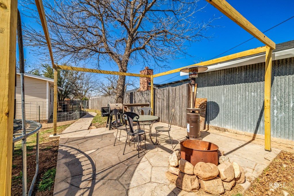 Image 26 of property listing at 408 Murrell Avenue, Ballinger, TX 76821