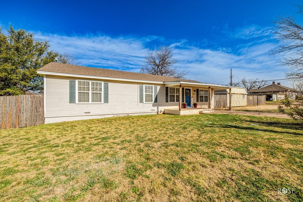 Image 4 of property listing at 408 Murrell Avenue, Ballinger, TX 76821
