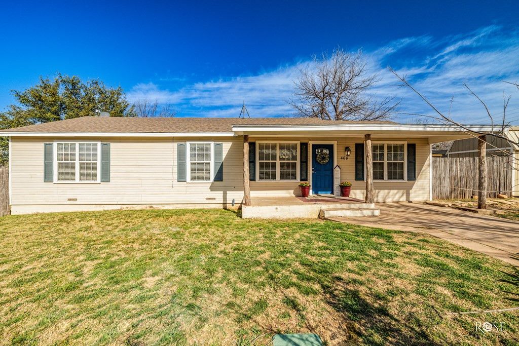 Image 5 of property listing at 408 Murrell Avenue, Ballinger, TX 76821