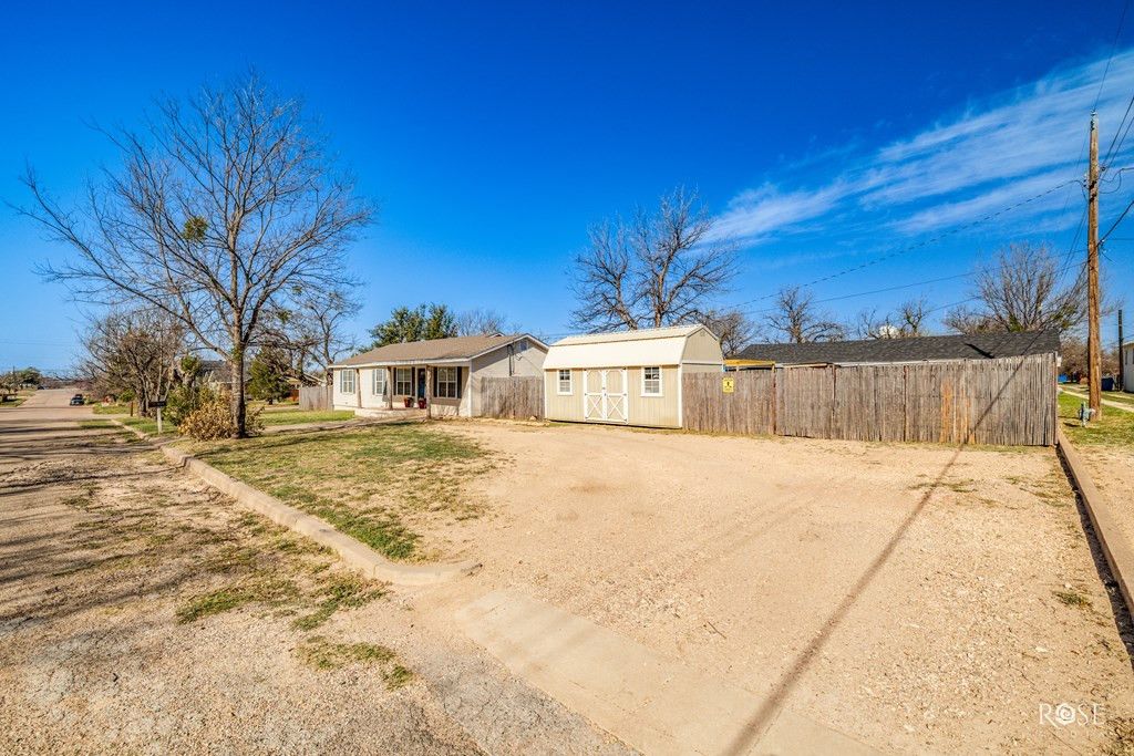Image 6 of property listing at 408 Murrell Avenue, Ballinger, TX 76821