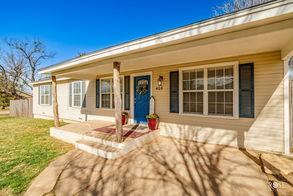 Image 7 of property listing at 408 Murrell Avenue, Ballinger, TX 76821