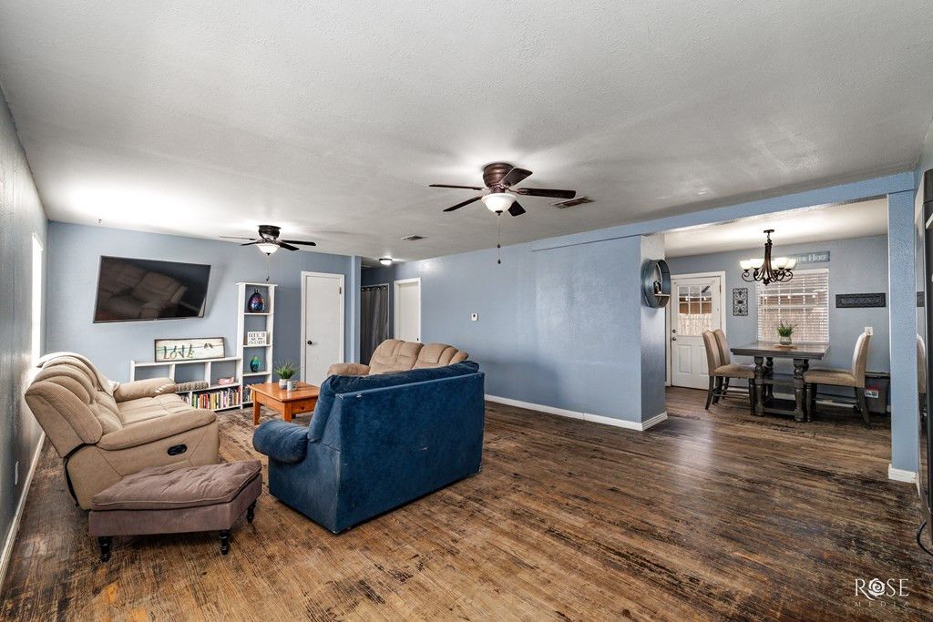 Image 8 of property listing at 408 Murrell Avenue, Ballinger, TX 76821