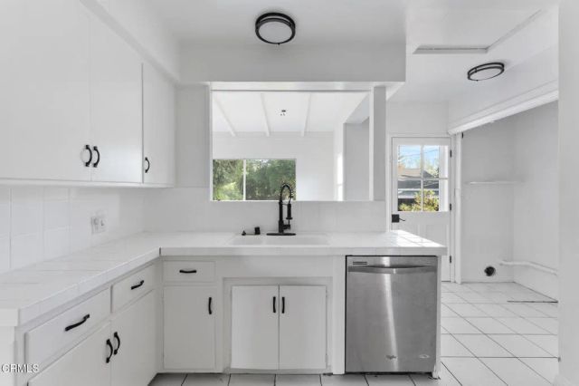 1716 N Roosevelt Avenue, Altadena, CA 91001