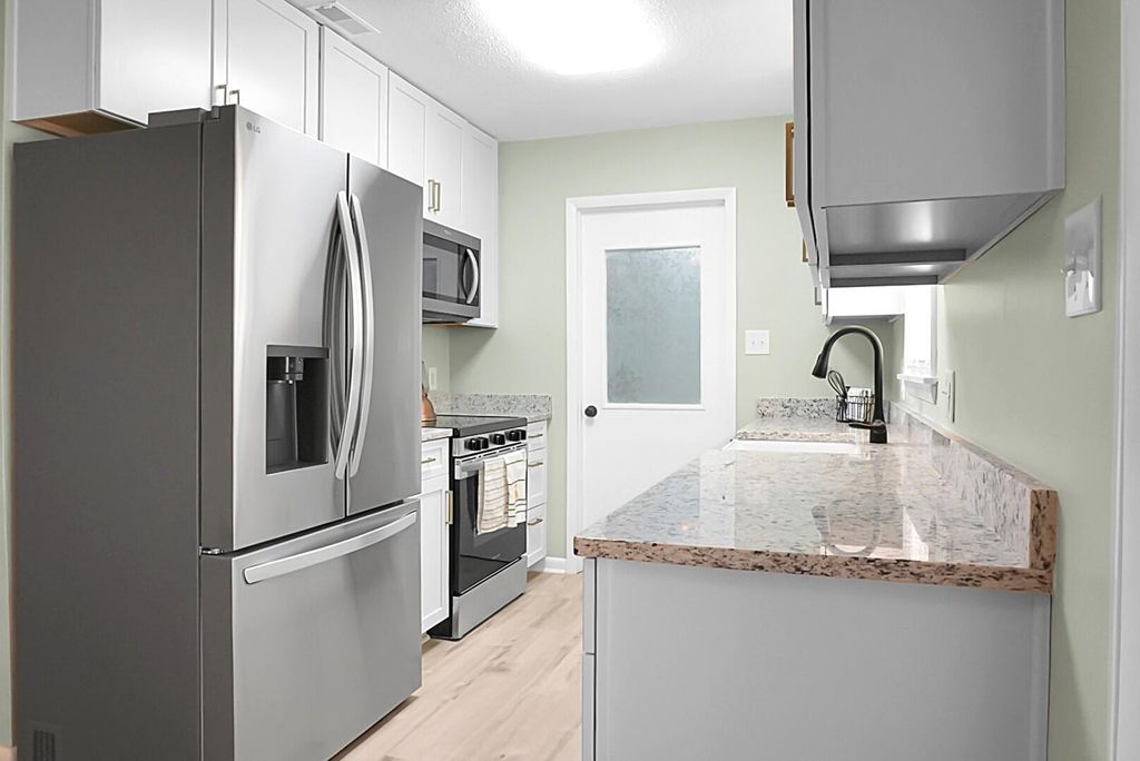 Image 10 of property listing at 308 Tulip Street, Summerville, SC 29483