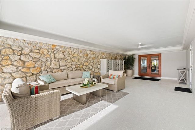 1977 Gulf Shore BLVD N 306, Naples, FL 34102