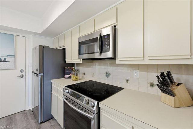 1977 Gulf Shore BLVD N 306, Naples, FL 34102