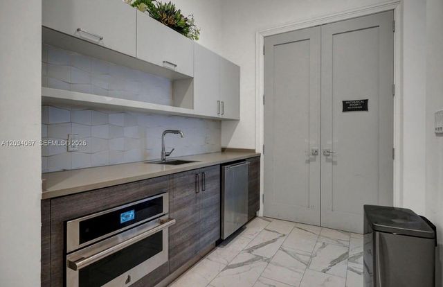 8167 NW 41st Street E-208, Doral, FL 33166