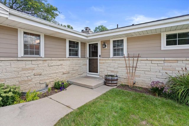 13728 W Honey LANE, New Berlin, WI 53151