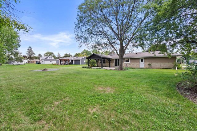 13728 W Honey LANE, New Berlin, WI 53151