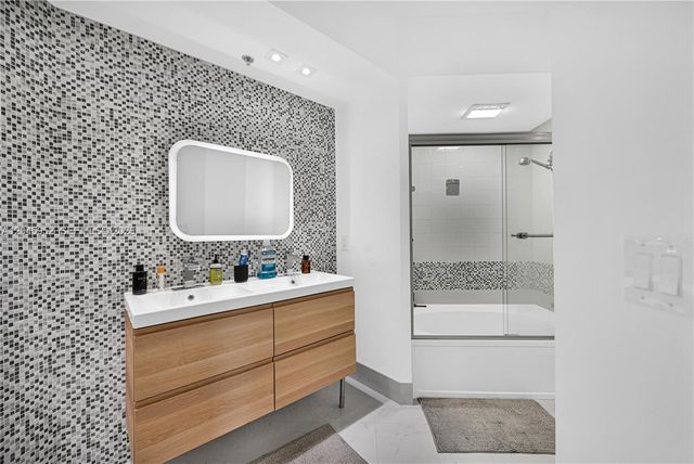 3245 NE 184th St 13104, Aventura, FL 33160
