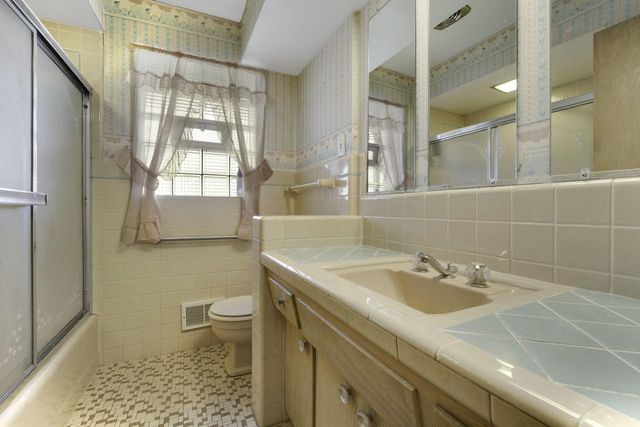 9830 Metcalf PLACE, Milwaukee, WI 53222