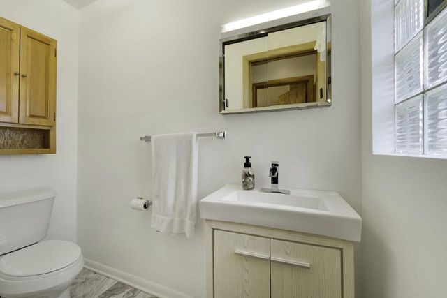 9830 Metcalf PLACE, Milwaukee, WI 53222