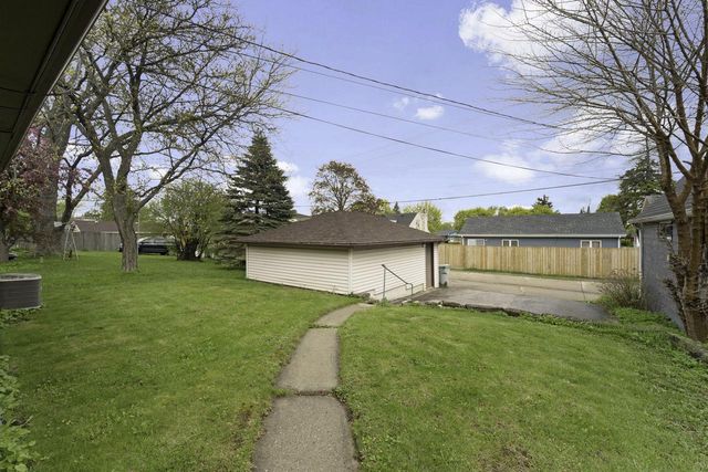 9830 Metcalf PLACE, Milwaukee, WI 53222