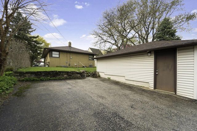 9830 Metcalf PLACE, Milwaukee, WI 53222