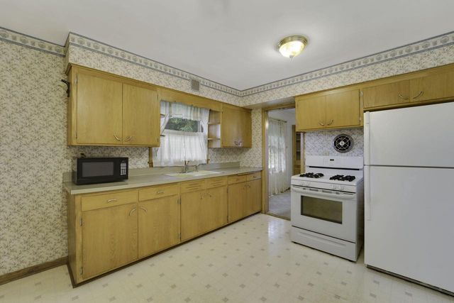 9830 Metcalf PLACE, Milwaukee, WI 53222