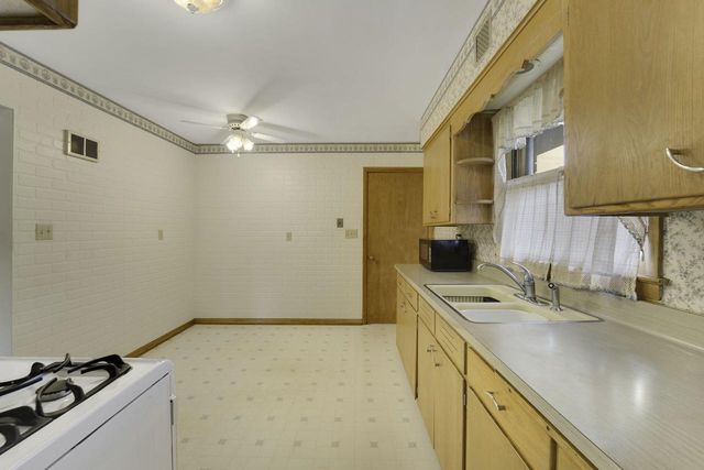 9830 Metcalf PLACE, Milwaukee, WI 53222