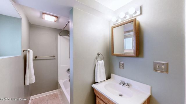 5 Maple Ct, Louisville, KY 40214