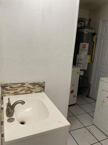 1412 W Willis Street, Alvin, TX 77511