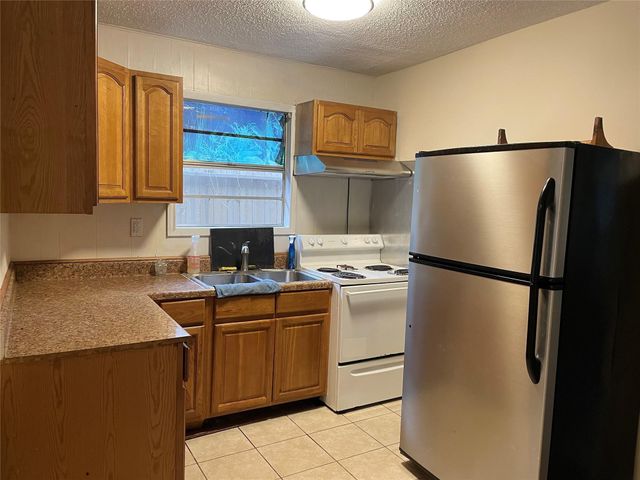 1412 W Willis Street, Alvin, TX 77511