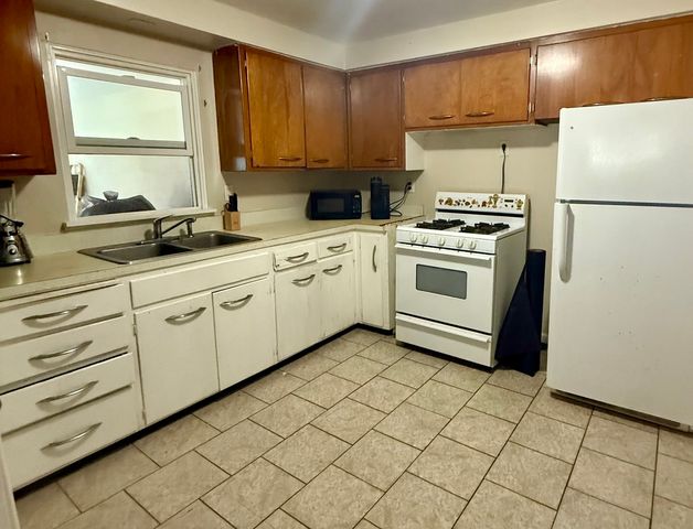 2524 Gilboa Avenue, Zion, IL 60099
