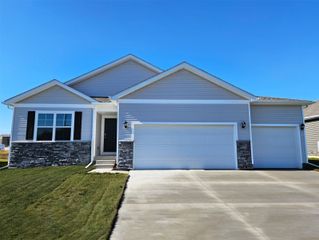 2870 Grassland Court, Hiawatha, IA 52233