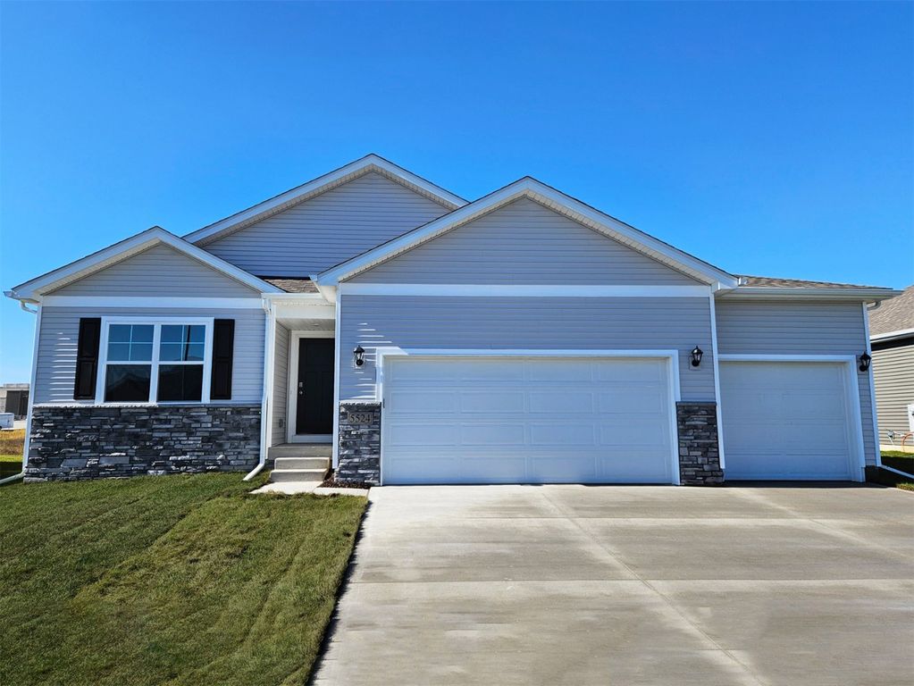 2870 Grassland Court, Hiawatha, IA 52233