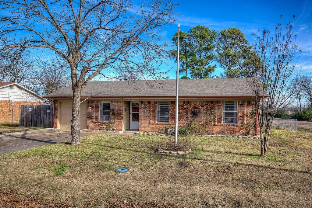 307 E Mccoulskey Street, Terrell, TX 75160