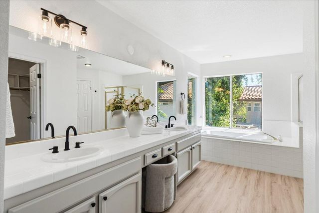 7812 River Village Dr, Sacramento, CA 95831
