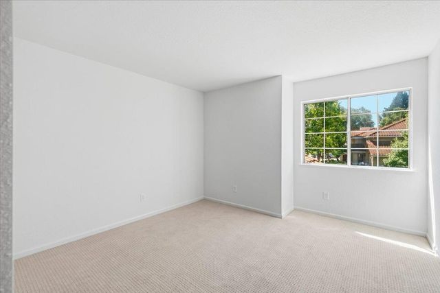 7812 River Village Dr, Sacramento, CA 95831