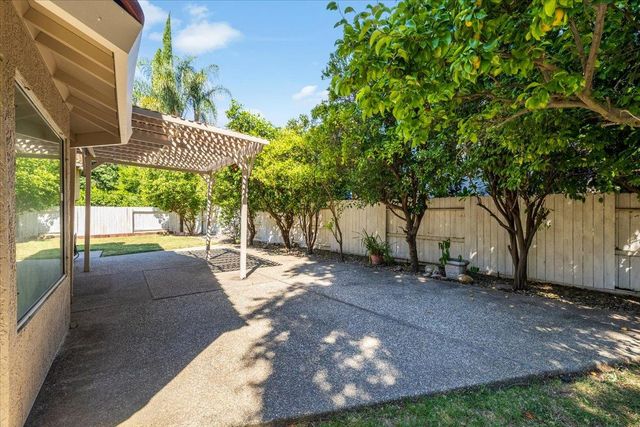 7812 River Village Dr, Sacramento, CA 95831