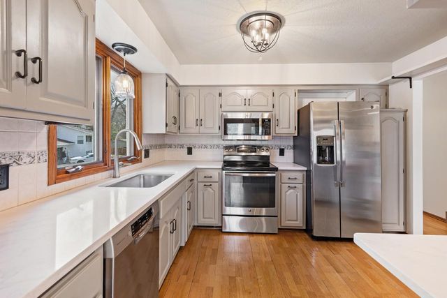 125 Pleasant Lane E, Excelsior, MN 55331
