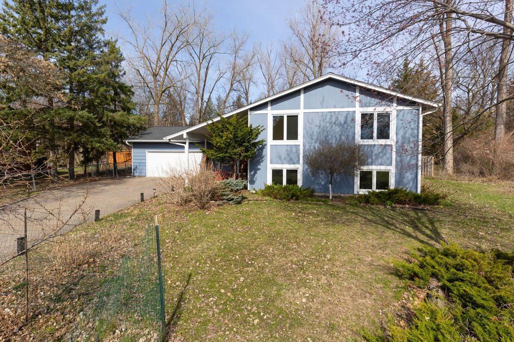 125 Pleasant Lane E, Excelsior, MN 55331