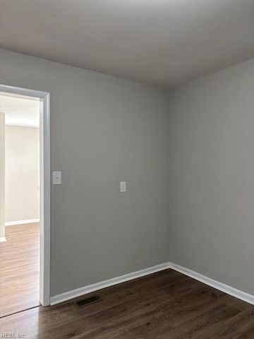 16 Henderson LN, Hampton, VA 23663