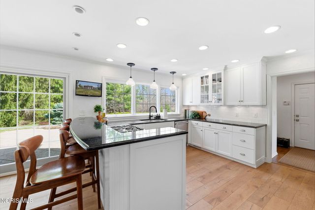 2442 Brookview Drive, Ottawa Hills, OH 43615