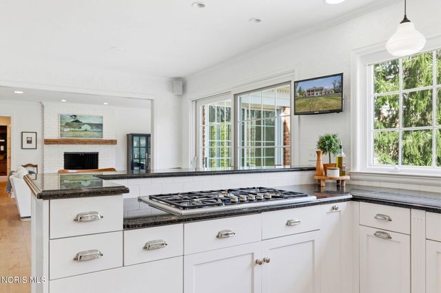 2442 Brookview Drive, Ottawa Hills, OH 43615