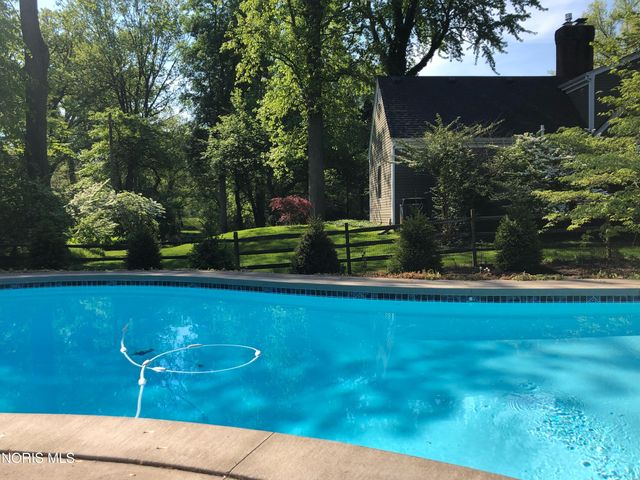 2442 Brookview Drive, Ottawa Hills, OH 43615