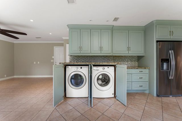 27 W Stony Bridge Court, The Woodlands, TX 77381