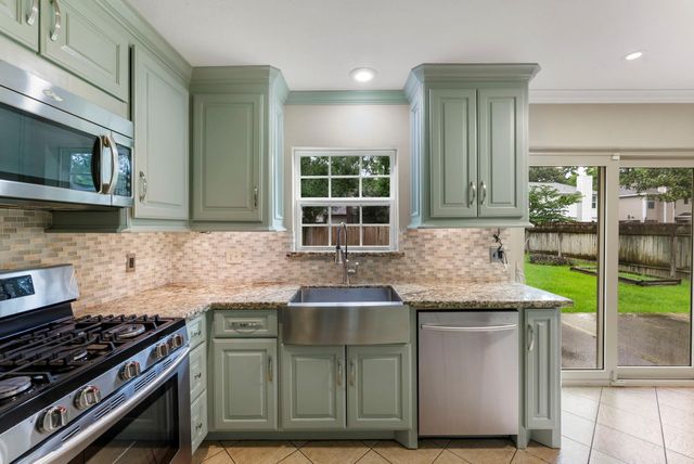 27 W Stony Bridge Court, The Woodlands, TX 77381
