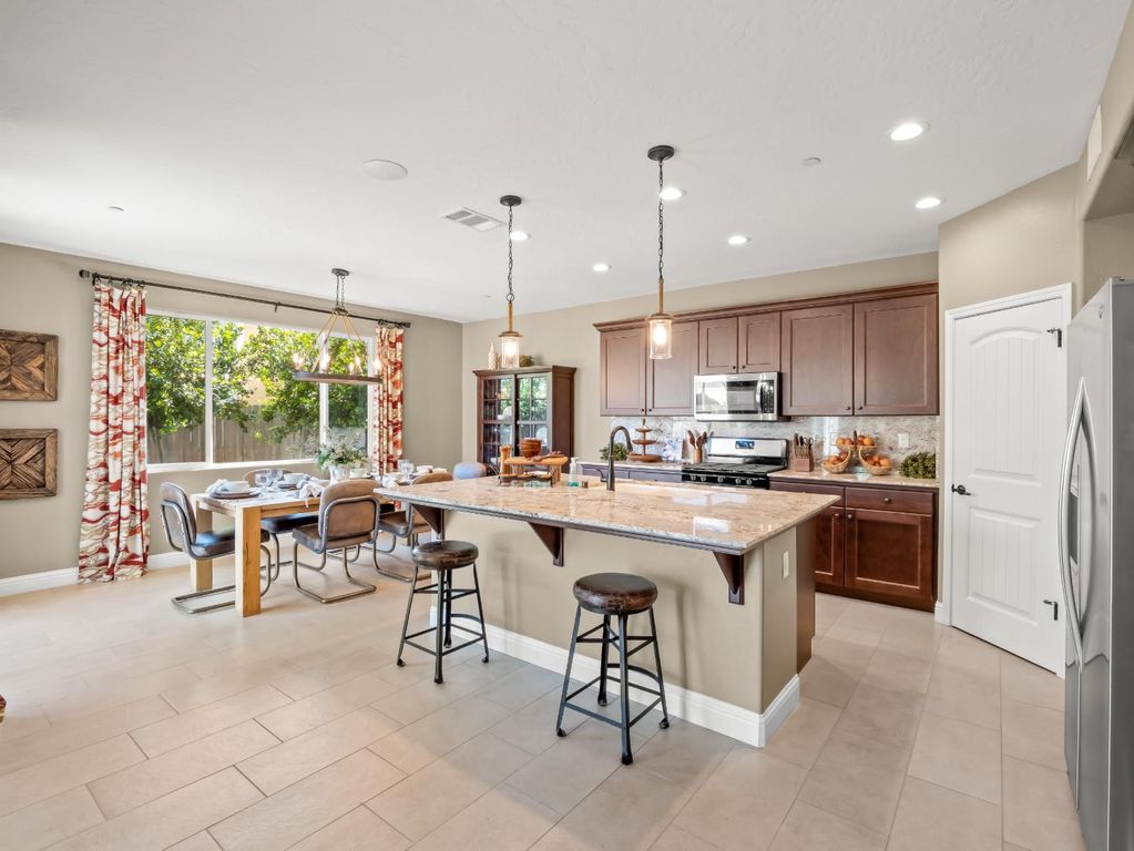 Image 16 of property listing at 6421 W Indianapolis Avenue, Fresno, CA 93723