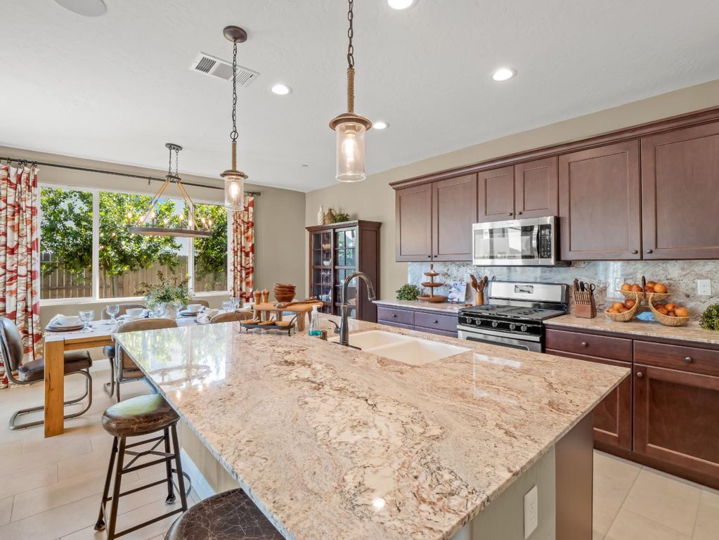 Image 17 of property listing at 6421 W Indianapolis Avenue, Fresno, CA 93723