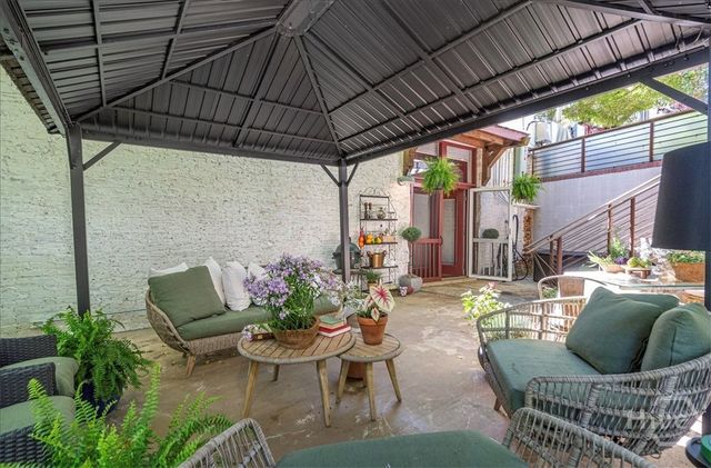 585 White Circle 402, Athens, GA 30605
