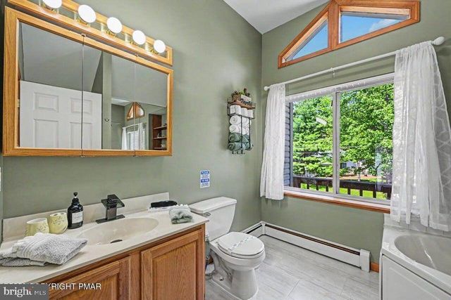 211 NADINE BLVD, Pocono Summit, PA 18346