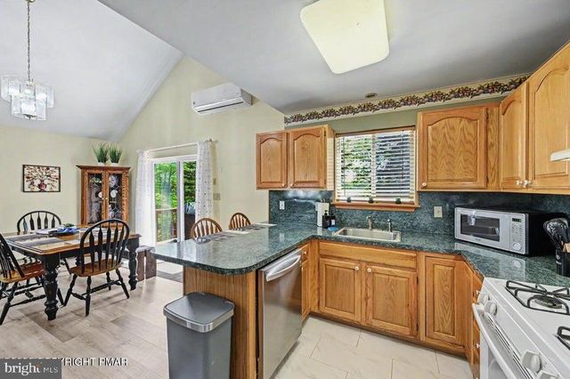 211 NADINE BLVD, Pocono Summit, PA 18346