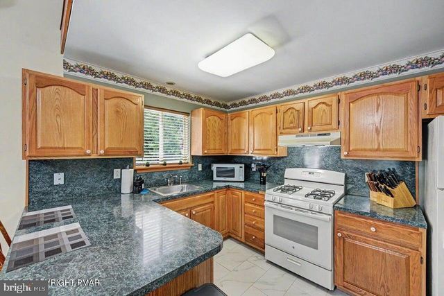211 NADINE BLVD, Pocono Summit, PA 18346