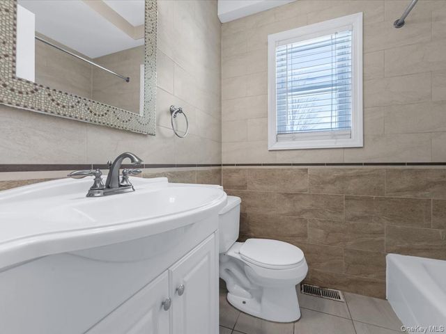 1987 Lakeville Road, New Hyde Park, NY 11040