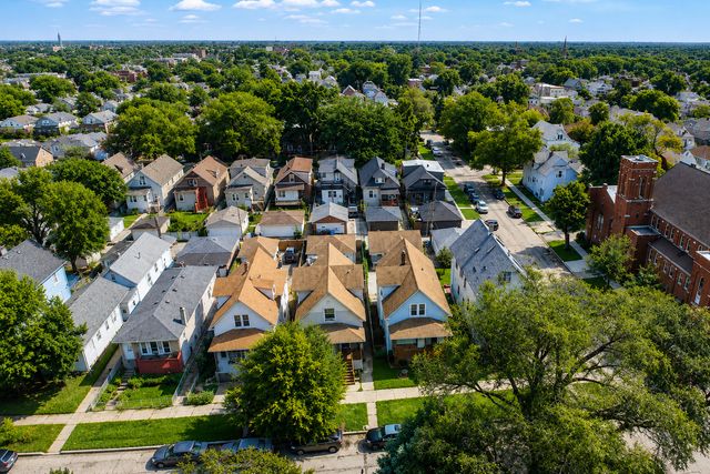 4857 W Berenice Avenue, Chicago, IL 60641