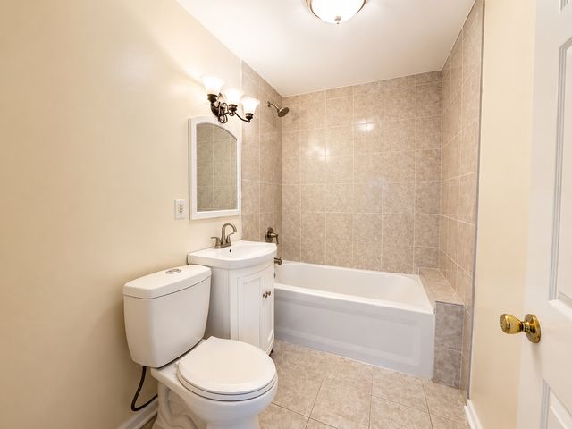 4857 W Berenice Avenue, Chicago, IL 60641
