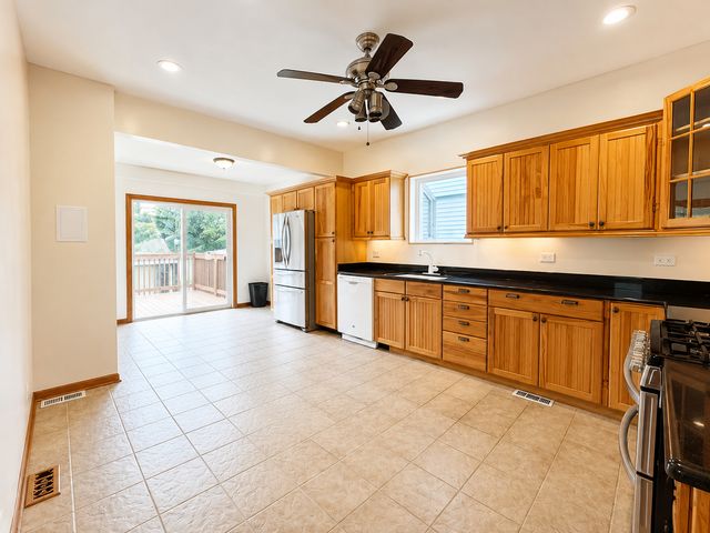 4857 W Berenice Avenue, Chicago, IL 60641