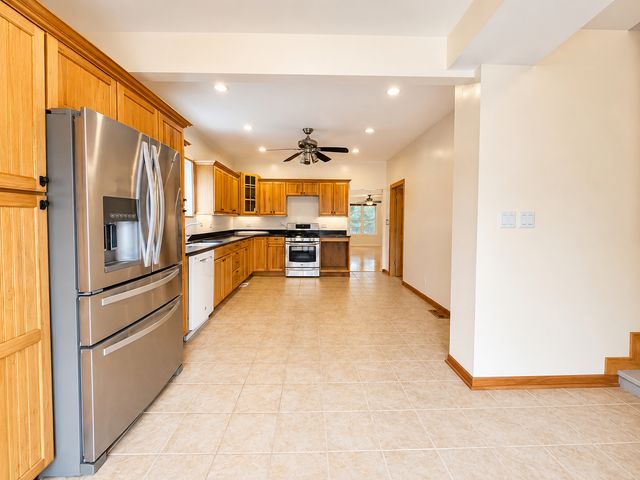 4857 W Berenice Avenue, Chicago, IL 60641