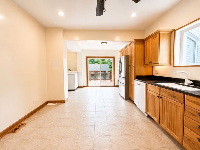 4857 W Berenice Avenue, Chicago, IL 60641